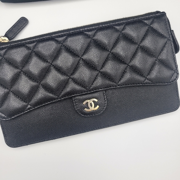 Authentic Chanel classic clutch with chain handle/wrislet - Picture 5 of 16